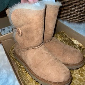 Ugg Australia Women's Bailey Button II Boots - Chesnut size 9